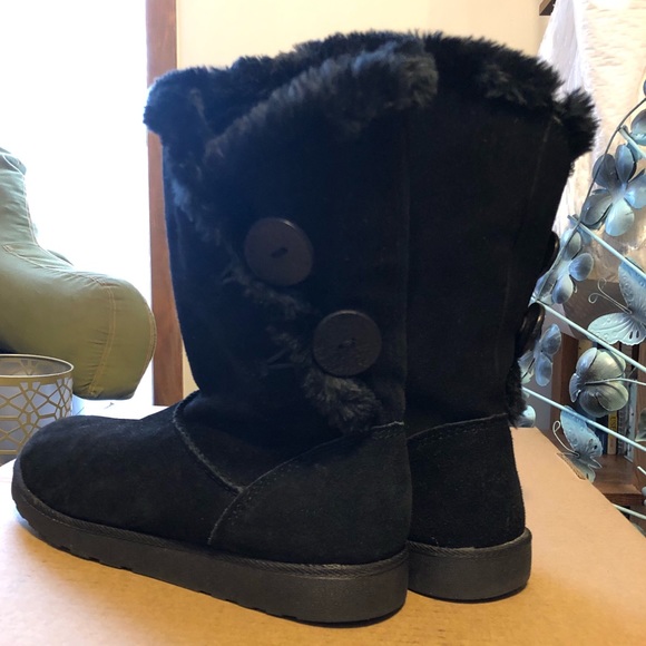 "SO" faux fur lined black suede button boots, sz 9 - Picture 5 of 7